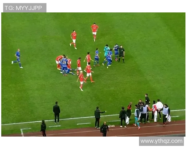 德甲激战拜仁大胜巴萨争议判罚引发全场热议